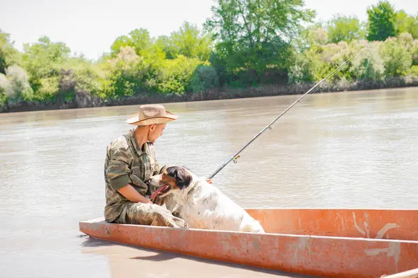 Удумливий Чоловічий Рибалка Милою Собакою Тримає Вудку Відпочиває Плаваючи Старому — стокове фото