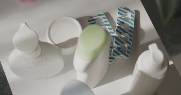 페디큐어는 살롱에서 깨끗한 테이블에 설정합니다 슬로우 모션에서 화장품 발가락 분리기 — 비디오