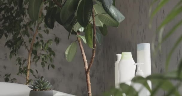 Beyaz Tepside Banyo Vücut Bakımı Bitkileriyle Çevrili Pamuk Havlunun Üst — Stok video
