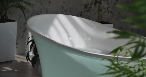 Banheira Branca Brilhante Glamourosa Cheia Água Limpa Para Relaxar Spa — Vídeo de Stock