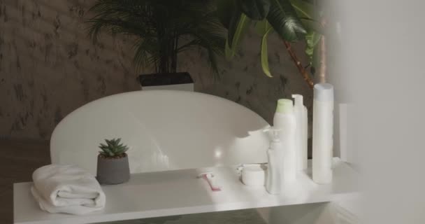 在浴室的白盘上展示化妆品 温泉健康或家庭浴程序准备工作的前瞻正在进行中 生活方式的概念 — 图库视频影像