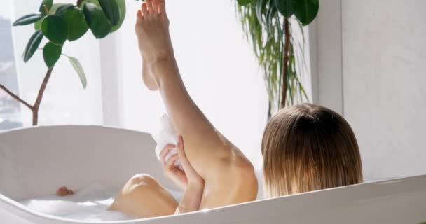 Slim Blondynka Myje Gładką Nogę Podczas Kąpieli Domu Ruchu Widok — Wideo stockowe