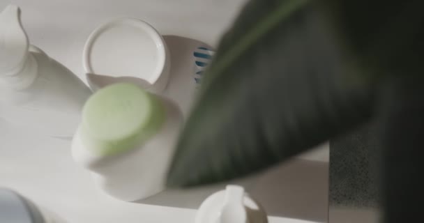 准备温泉治疗或家庭沐浴程序 从上面看护肤化妆品和脚趾分离器在浴室桌子上慢动作 有选择地聚焦 皮肤护理概念 — 图库视频影像