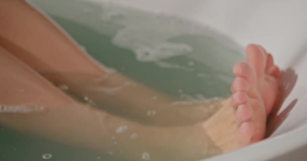 Mulher Anônima Com Pés Limpos Salpicando Enquanto Mergulhando Banheira Quente — Vídeo de Stock