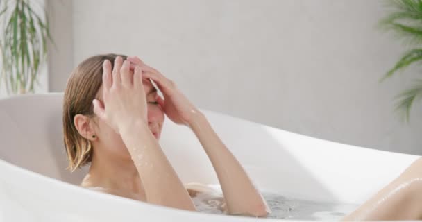 Relajada Hermosa Mujer Tomando Baño Sal Casa Vista Lateral Una — Vídeo de stock
