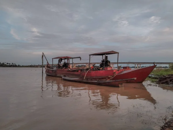 Nehir kıyısında yerel olarak yapılmış.