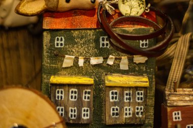 Kilisenin arka planında eski tahta harfler var.