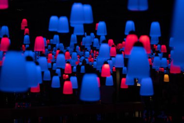 Gece kulübünde neon lambaları, gece lambaları.