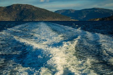 Güneşli bir günde deniz manzarası ve tekne