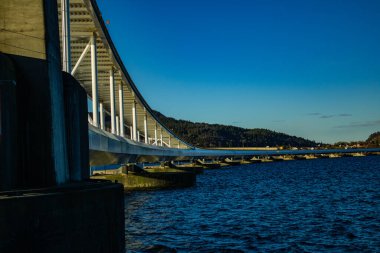 Sabahları denizin üzerinde bir köprü
