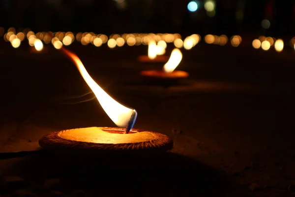 Arkaplan olarak kullanmak için mum ışığı ve bokeh bulanıklığı.