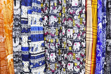 Renkli kumaşların soyut bir arkaplan resmi.