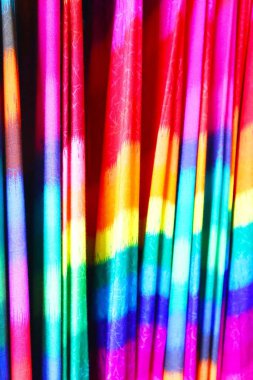 Renkli kumaşların soyut bir arkaplan resmi.