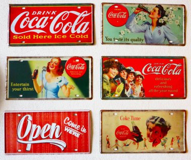18 Mayıs 2023 - Lamphun, Tayland, antikalar, koleksiyonlar, Coca Cola ve Cola ürünlerinden bulmak zor.