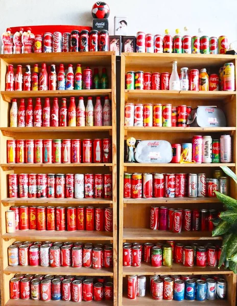 18 Mayıs 2023 - Lamphun, Tayland, antikalar, koleksiyonlar, Coca Cola ve Cola ürünlerinden bulmak zor.