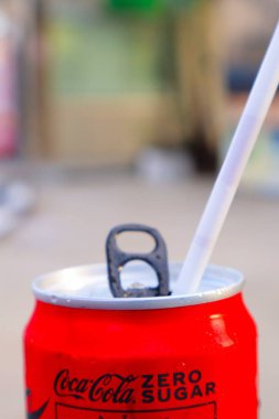 19 Mayıs 2023 Lamphun, Tayland. Coca Cola ya da Coca Cola 'dan ürünler. Şekersiz kutular geri dönüştürülebilir.