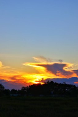 Kuzey Tayland akşam günbatımı görüntüsü güzel altın ışıkla gözlerimizi dinlendirir ve rahatlatır..