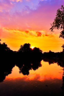 Kuzey Tayland akşam günbatımı görüntüsü güzel altın ışıkla gözlerimizi dinlendirir ve rahatlatır..