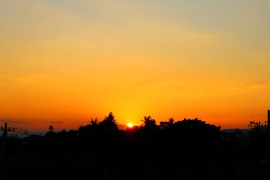 Kuzey Tayland akşam günbatımı görüntüsü güzel altın ışıkla gözlerimizi dinlendirir ve rahatlatır..