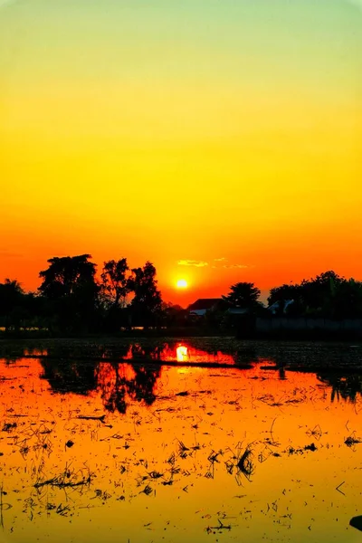 Вечернее Изображение Заката Северном Таиланде Красивым Золотым Светом Помогает Нам — стоковое фото