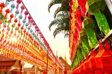 28 Aralık 2022, Lamphun, Tayland, Wat Phra 'da Lanna stiliyle süslenmiş güzel fenerler Hariphunchai Woramahaviharn.