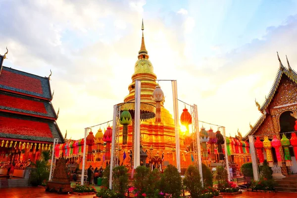 28 Aralık 2022, Lamphun, Tayland, Wat Phra 'da Lanna stiliyle süslenmiş güzel fenerler Hariphunchai Woramahaviharn.