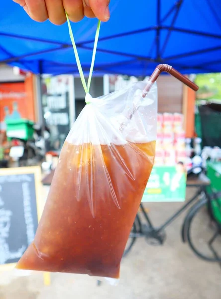 Tayland 'da meşrubat paketleri, eski moda saplar, eski tarz, büyük çantalar, ucuz.