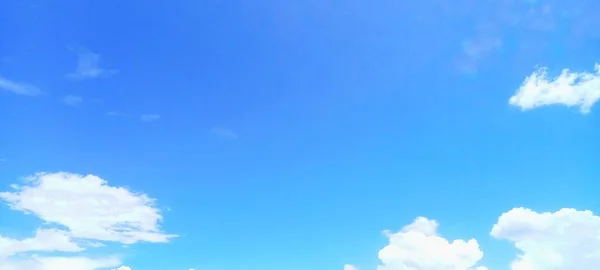 Картина Білих Хмар Яскраве Небо Відкриває Ауру Сонце Сяє Градієнті — стокове фото