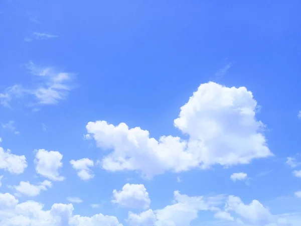 Изображение Белых Облаков Яркое Небо Открытое Ауру Солнца Сияющего Градиентом — стоковое фото