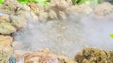 4k video küçük şelale bahçesinde buhar çok güzel esiyor.