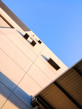 Güzel, berrak bir gökyüzü olan eşsiz desenlere sahip binaların minimalist arka planı.