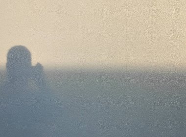 Asgari görüntü, basit arkaplan görüntüsü. Duvarda gölgeler ve ışıklarla oynuyor. Ampullerin üzerinde parlıyor..