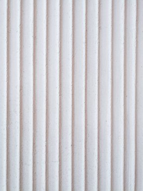 Arkaplan resmi beton bir duvardan minimalist bir tarzda çekilir ve beyaz tonlarda eşsiz bir çizgi deseni vardır..