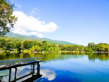 21 Kasım 2023, Chiang Mai, Tayland Ang Kaew, Chiang Mai Üniversitesi içinde bir dinlenme alanı. Dağların güzel doğası büyük bir rezervuar ve taze, güzel bir atmosferle değişiyor..