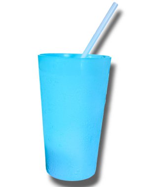 Beyaz pipetli mavi bir bardak soğuk su. Camın kenarında buhar var. Farklı beyaz bir zemin..