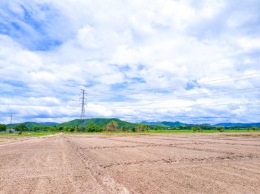Arkaplan görüntüsü çok güzel, dağların manzarası ve açık gökyüzü çok güzel, pirinç tarlaları da gelecek sezon için hazırlanıyor..
