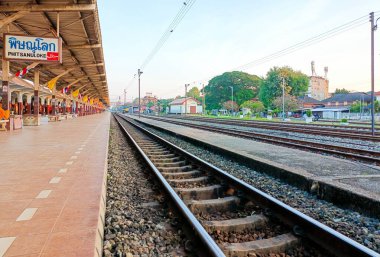 Phitsanulok Tren İstasyonu, Kuzey Tayland, Güneydoğu Asya 'da ferahlatıcı ve güzel bir sabah atmosferi, 11 Kasım 2024