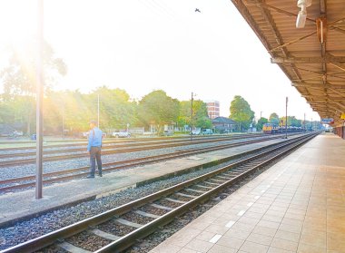 Güneş ışığının parladığı güzel bir sabah atmosferi. Petrol tankeri treni 11 Kasım 2024 'te Phitsanulok Tren İstasyonu, Tayland, Güneydoğu Asya' dan geçiyor..