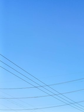 Açık gökyüzünün, güzel havanın ve yüksek voltajlı elektrik hatlarının minimalist fotoğrafları..