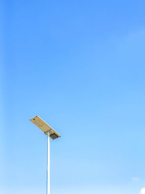 Açık bir gökyüzünün minimalist bir fotoğrafı tek bir lamba direğiyle çelişen güzel havanın fotoğrafı güzel ve benzersiz gösterir..