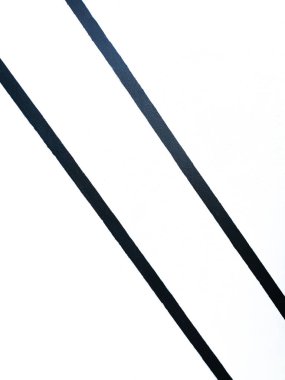 Minimalist stil fotoğrafçılık beyaz çimento duvar arka plan parlak güneş ışığı taze atmosfer duvarın doğal deseni ve metin için boşluk.