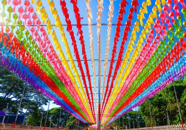 Kuzey, Lamphun Eyaleti 'ndeki Yi Peng Festivali' nin renkli fenerlerinin atmosferi Tayland 'ın güzel ve büyük Loi Krathong Festivali' ni karşılamaya hazır..