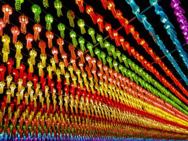 Lamphun Eyaleti 'nin kuzeyindeki Yi Peng Festivali' nin renkli fenerlerinin ışıkları altında güzel ve büyük Loi Krathong Tayland Festivali 'ne hoş geldiniz..