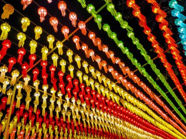 Lamphun Eyaleti 'nin kuzeyindeki Yi Peng Festivali' nin renkli fenerlerinin ışıkları altında güzel ve büyük Loi Krathong Tayland Festivali 'ne hoş geldiniz..