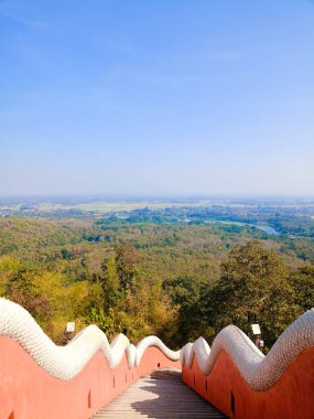 Güzel ve doğal atmosfer Wat Phra 'da Doi Phra Chan, Mae Tha, Lampang, Tayland, Güneydoğu Asya