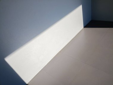 Işık ve gölgeli minimalist fotoğrafçılık resme metin için eşsiz bir boyut ve alan kazandırıyor..