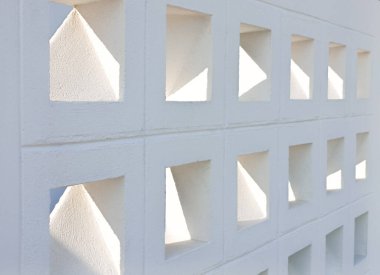 Basit minimalist tarzda beyaz beton duvarlı arka plan fotoğrafı. Parlak ışık ve gölgeli. Görüntüyü eşsiz ve güzel gösteriyor..