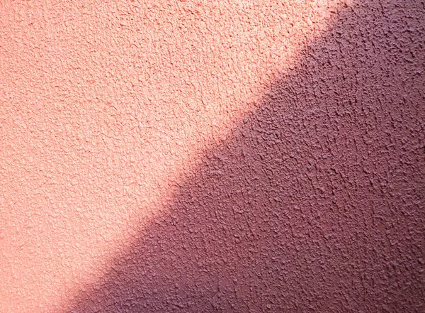 Metin eklemek için köşegen ışık yansıması ve boşluk olan kahverengi duvar arkaplanı.