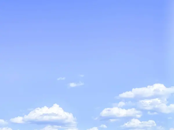 Minimalist stil berrak gökyüzü arkaplanı ve güzel yüzen bulutlar metin için yer var..