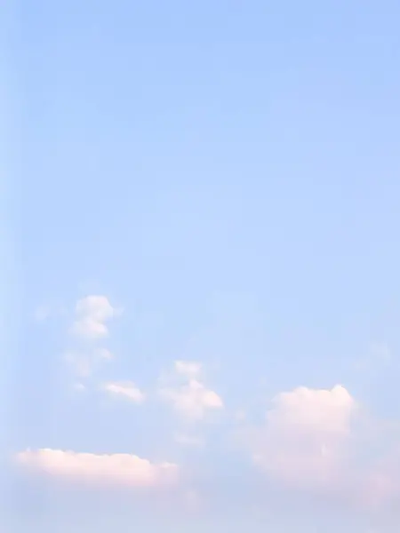Minimum stil arkaplan resmi, açık gökyüzü, birkaç yüzen bulut, güzel ve doğal.